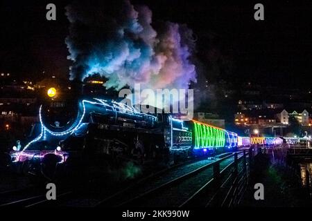 Kingswear, Devon, Royaume-Uni. 25th novembre 2022. Le train de lumière de Noël sur le chemin de fer à vapeur de Dartmouth qui circule du 25th novembre au 30th décembre 2022 sort de la gare de Kingjure à Devon sur son chemin vers Paignton. Les wagons et les locomotives à vapeur du service de fête sont éclairés à l'intérieur et à l'extérieur par des lumières colorées. Crédit photo : Graham Hunt/Alamy Live News Banque D'Images