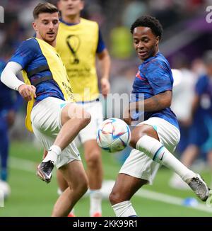 Raheem Sterling et Mason Mount en Angleterre s'échauffent avant le match du groupe B de la coupe du monde de la FIFA au stade Al Bayt, à Al Khor. Date de la photo: Vendredi 25 novembre 2022. Banque D'Images