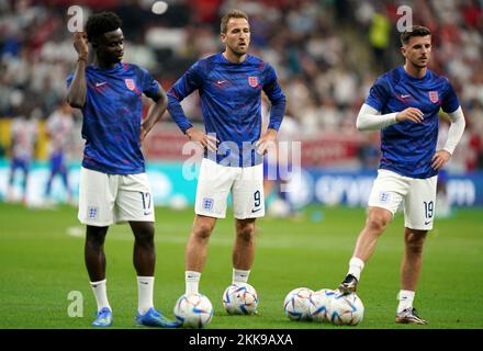 De gauche à droite, Bukayo Saka, Harry Kane et Mason Mount se réchauffent avant le match B de la coupe du monde de la FIFA au stade Al Bayt à Al Khor, au Qatar. Date de la photo: Vendredi 25 novembre 2022. Banque D'Images