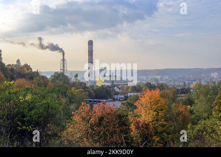 Vue sur les cheminées de fumée de la centrale électrique de Gdynia, Pologne Banque D'Images