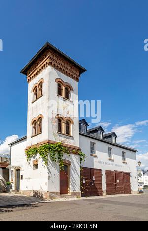 Ruedesheim, Allemagne - 21 juin 2020 : caserne de pompiers historique avec tour à Ruedesheim, Allemagne. Banque D'Images