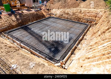 Kelkheim, Allemagne - 23 juillet 2020 : chantier de construction avec une fondation en béton résistant à l'eau et une isolation en pentaflex. Banque D'Images