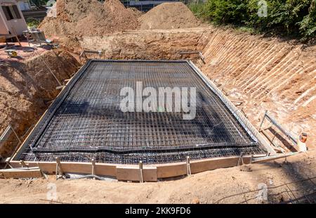 Kelkheim, Allemagne - 23 juillet 2020 : chantier de construction avec une fondation en béton résistant à l'eau et une isolation en pentaflex. Banque D'Images