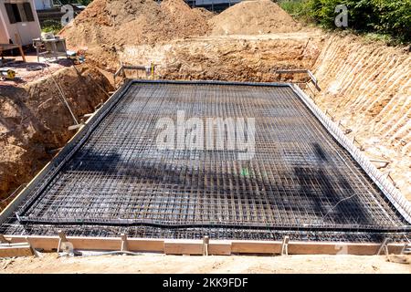 Kelkheim, Allemagne - 23 juillet 2020 : chantier de construction avec une fondation en béton résistant à l'eau et une isolation en pentaflex. Banque D'Images