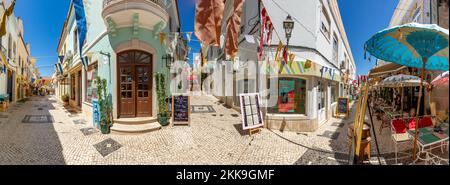 Silves, Portugal - 14 août 2020 : vue panoramique du centre-ville de Silves avec de petits restaurants et magasins portugais typiques. Banque D'Images