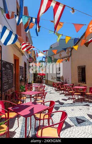 Silves, Portugal - 14 août 2020 : vue sur le centre-ville de la vieille ville de Silves avec de petits restaurants et magasins portugais typiques. Banque D'Images