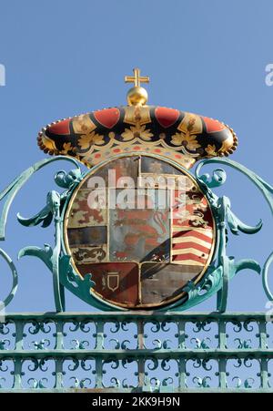 Bad Homburg, Allemagne - 10 septembre 2020 : armoiries avec lion à Bad Homburg, Allemagne, à l'entrée du château. Banque D'Images
