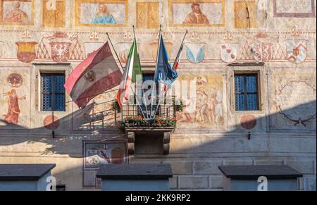 La façade ornée de fresques de la magnifique Communauté du Palais Fiemme, - 15th siècle - Cavalese, Vallée de Fiemme, Trentin-Haut-Adige, Italie, Banque D'Images