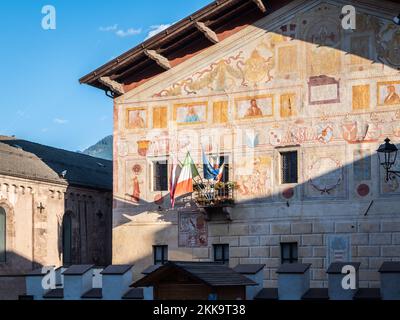 La façade ornée de fresques de la magnifique Communauté du Palais Fiemme, - 15th siècle - Cavalese, Vallée de Fiemme, Trentin-Haut-Adige, Italie, Banque D'Images