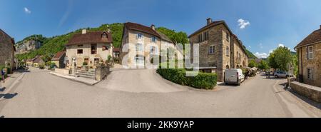 Baume les Messieurs, France - 15 juin 2017 : vue panoramique du petit village de Baume les Messieurs dans la région du Jura français, département Bourgogne. Banque D'Images