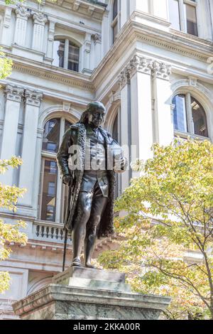 Boston, États-Unis - 12 septembre 2017 : vue sur la statue de Benjamin Franklin par Richard Saltonstall Greenough, à l'extérieur de l'hôtel de ville historique de Boston Banque D'Images