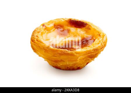 Tarte traditionnelle portugaise aux œufs Pasteis pastel de nata ou Pasteis de Belem sur fond blanc Banque D'Images