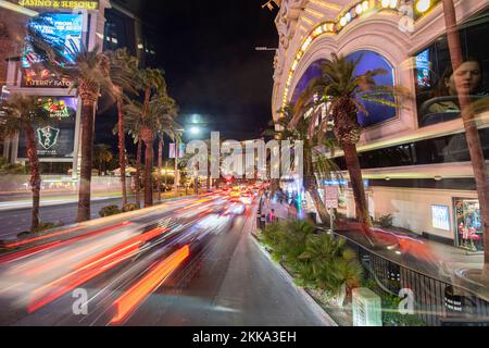 Las Vegas, Etats-Unis - 9 mars 2019 : voitures de nuit au Strip de Las Vegas et casinos avec vue sur Treasure Island en arrière-plan. Banque D'Images