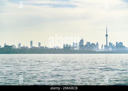 Vue sur les gratte-ciel du centre-ville de Toronto lors d'une journée d'été brumeuse Banque D'Images
