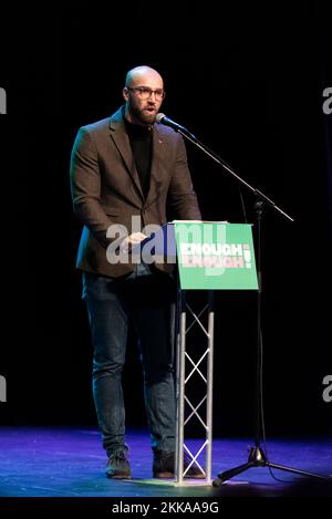 Luke Elgar, CWU de la branche d'Essex, parlant à un assez est assez de rassemblement de protestation dans le Palace Theatre, Westcliff on Sea, Essex, Royaume-Uni Banque D'Images