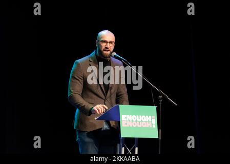 Luke Elgar, CWU de la branche d'Essex, parlant à un assez est assez de rassemblement de protestation dans le Palace Theatre, Westcliff on Sea, Essex, Royaume-Uni Banque D'Images