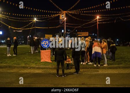 APELDOORN - les fans de football se sont réunis à l'Oranjerotonde. Le rond-point du Laan van Maten, dans le quartier de Maten, est de plus en plus connu comme un lieu de rassemblement pour les fans de football, qui se rassemblent là après les matchs de l'équipe nationale néerlandaise. ANP JEROEN JUMELET pays-bas sortie - belgique sortie Banque D'Images