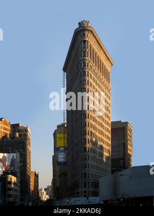 New York, Etats-Unis - 25 juillet 2006 : prise de vue en début de matinée du célèbre Flat Iron Building en arrière-plan, ville de New York, Etats-Unis. Banque D'Images