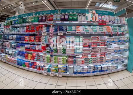Cuneo, Italie - 18 novembre 2022: Étagères avec produits d'hygiène buccale, pâtes dentifrices et bains de bouche à vendre dans le supermarché italien Conad Banque D'Images