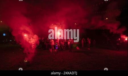 APELDOORN - les fans de football se sont réunis à l'Oranjerotonde. Le rond-point du Laan van Maten, dans le quartier de Maten, est de plus en plus connu comme un lieu de rassemblement pour les fans de football, qui se rassemblent là après les matchs de l'équipe nationale néerlandaise. ANP JEROEN JUMELET pays-bas sortie - belgique sortie Banque D'Images