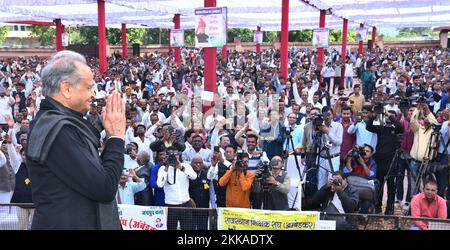 Jaipur, Inde, 25 novembre 2022: Le ministre en chef du Rajasthan, Ashok Gehlot, lors de la conférence éducative au niveau de l'État de l'Association des enseignants du Rajasthan à Jaipur. Crédit : Sumit Saraswat/Alay Live News Banque D'Images