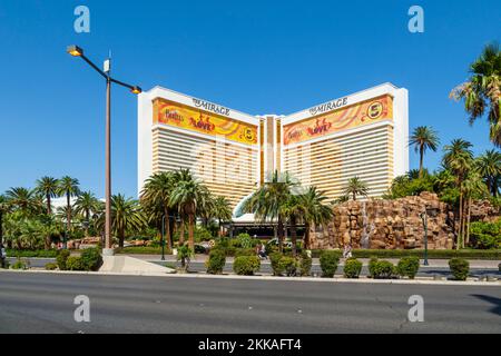 Las Vegas, USA - 15 juin 2012 : les joueurs se promènent devant le Mirage Hotel and Casino sur le Strip de Las Vegas, Nevada. L'hôtel était ouvert en novembre 1989 Banque D'Images