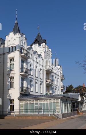 Zinnowitz, Allemagne - 20 avril 2014 : ancienne villa avec balcon sur la promenade de Zinnowitz, Usedom, Allemagne. Banque D'Images