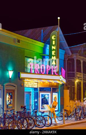 Key West, États-Unis - 26 août 2014 : vue de nuit de l'extérieur du cinéma à Key West dans un design art déco typique avec Marilyn monroe comme statue à l'entrée. Banque D'Images