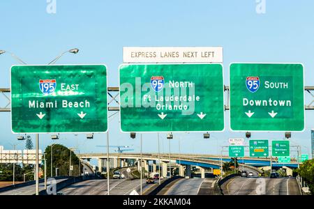 Miami, États-Unis - 27 août 2014 : depuis l'aéroport, prenez la Miami Highway en direction de l'est à Miami, États-Unis. La voie du Sunpass sur la gauche est réservée aux péages Banque D'Images