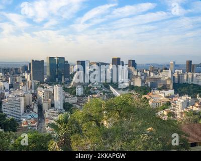 Rio de Janeiro, Brésil - 14 avril 2015 : ligne d'horizon de Rio de Janeiro au Brésil sous un ciel bleu avec quelques nuages bouffis. Banque D'Images