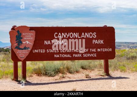 Moab, États-Unis - 31 juillet 2015 : panneau d'entrée du parc national de Canyonlands sous un ciel bleu. Banque D'Images