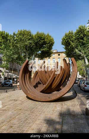 AIX en Provence, France - 8 juillet 2015 : l'art moderne de la rue par l'artiste conceptuel français Bernar Venet une série de sculptures en acier Arc ceci au Cultura Banque D'Images