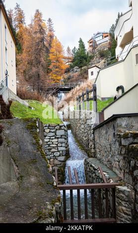 Cours d'eau de montagne en cascade pour le ruissellement des eaux de montagne à Saint Moritz, en Suisse, en automne Banque D'Images