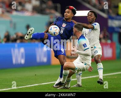 Aux États-Unis, Weston McKennie (à gauche) combat avec Raheem Sterling (à droite) et Mason Mount lors du match de la coupe du monde de la FIFA, groupe B, au stade Al Bayt d'Al Khor, au Qatar. Date de la photo: Vendredi 25 novembre 2022. Banque D'Images