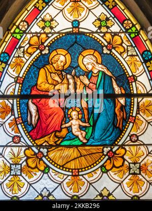 BIELLA, ITALIE - 15 JUILLET 2022 : la Sainte famille dans le vitrail du Duomo à partir de 19. Cent. Banque D'Images