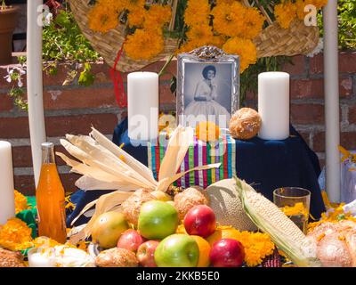 LOS ANGELES, 5 JUILLET 2008 : autel avec photo de la personne décédée à la rue Olvera à Lod Angeles, Etats-Unis. La rue Olvera est au centre de la vie communautaire Banque D'Images