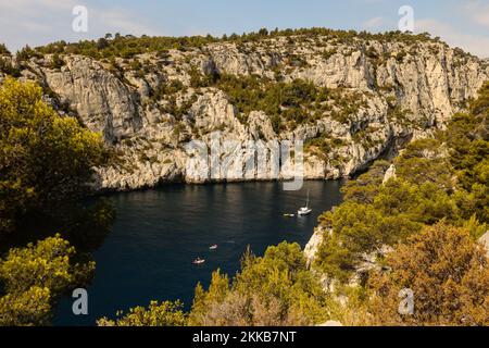 Vue,vue,vue,point,photo,de,randonnée,sentier,bateau,kayaks,entrer,Calanque D-en Vau,accessible,par,bateau,kayak,ou,à pied, Marseille,calanques de Marseille,Parc National des Calanques,Marseille,commune de Bouches-du-Rhône, la deuxième plus grande ville de France,Marseille,département du Rhône, Marseille, département des Bouches, Marseille, département du Rhône, Marseille, département du Rhône, Marseille De la région Provence-Alpes-Côte d'Azur. Sud de la France,France,Français,deuxième plus grande ville de France,août,été,Europe,européenne,les falaises des calanques sont une merveille naturelle nichée entre Marseille et Cassis.creek,baie,bateaux de visite Banque D'Images