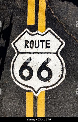 Kingman, États-Unis - 7 MARS 2019 : route 66 peinte dans un motif typique blanc à noir. Banque D'Images