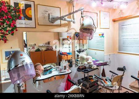 Anspach, Allemagne - 2 juillet 2019 : ancien fauteuil d'époque et lavabo d'un coiffeur dans le style architectural des 50th du siècle dernier dans le Hessenpark, Banque D'Images