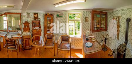 Anspach, Allemagne - 2 juillet 2019 : ancien magasin de coiffeur vintage avec chaise et lavabo d'un coiffeur du siècle dernier dans le Hessenpark, Neu Anspach. Banque D'Images