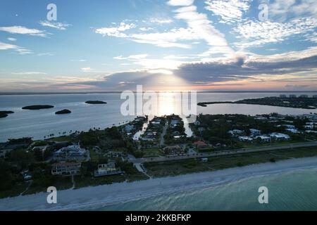 Une vue aérienne de Longboat Key Town contre un lever de soleil pittoresque Banque D'Images