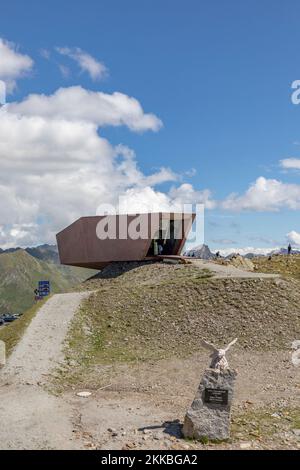 Timmelsjoch, Autriche - 14 août 2019: Timmelsjoch Experience Pass Musée au-dessus de la route haute de Timmelsjoch sur la frontière italienne-autrichienne. Efficacité organisationnelle Banque D'Images