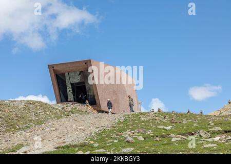 Timmelsjoch, Autriche - 14 août 2019: Timmelsjoch Experience Pass Musée au-dessus de la route haute de Timmelsjoch sur la frontière italienne-autrichienne. Efficacité organisationnelle Banque D'Images