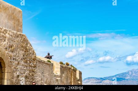 Alicante, Espagne - 23 septembre 2019 : sculpture métallique d'un guerrier au château de Santa Barbara à Alicante. Banque D'Images