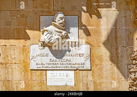 Alicante, Espagne - 23 septembre 2019 : entrée principale de l'hôtel de ville avec plaque commémorative Cervantes au troisième centenaire de la publication du Banque D'Images