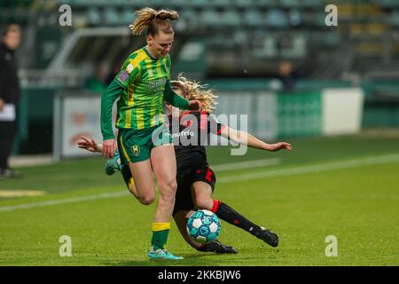 DEN HAAG, PAYS-BAS - NOVEMBRE 25: Liz Rijsbergen de l'ADO Den Haag, Merel Bormans de SC Heerenveen pendant le match Azérion Vrouwen Eredivisiie entre ADO Den Haag et sc Heerenveen à Bingoal Stadion on 25 novembre 2022 à Den Haag, pays-Bas (photo de Hans van der Valk/Orange Pictures) crédit: Orange pics BV/Alay Live News Banque D'Images