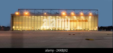 Francfort, Allemagne - 21 novembre 2019 : célèbre hall d'entretien, le plus grand d'europe, à l'aéroport international de Francfort en Allemagne. Banque D'Images