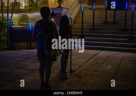 24 novembre 2022, Mérida, Mexique: «Les gens apprécient le spectacle de lumières qui a eu lieu à Mérida de 24 novembre à 27 novembre. International Lights Festival a 24 œuvres d'art telles que la cartographie vidéo, les projections, les figures de lumière, l'éclairage architectural, les installations, parmi d'autres artistes internationaux.. Sur 25 novembre 2022 à Mérida, Mexique. (Photo de Mariana Gutierrez/Eyepix Group) (photo d'Eyepix/NurPhoto) Banque D'Images