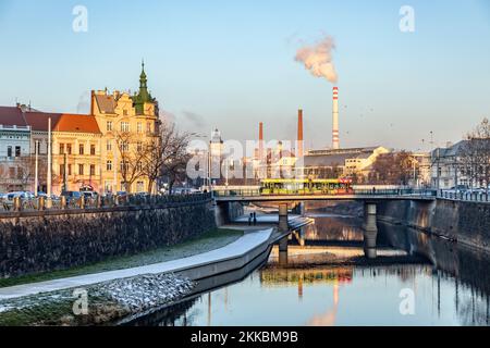 Pilsen, République Tchèque - 2 janvier 2020 : entonnoir de la centrale à charbon de bois avec rivière Radbusa à Pilsen, République Tchèque Banque D'Images