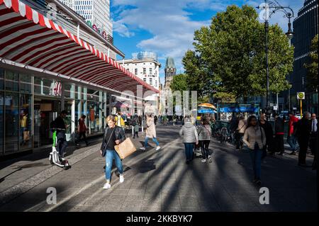 20.09.2022, Berlin, Allemagne, Europe - scène de rue avec piétons à Kranzler Eck sur Kurfuerstendamm dans la ville Ouest avec accès à la station de métro. Banque D'Images